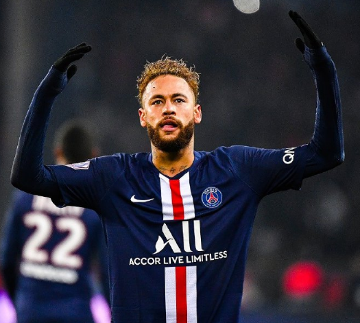 球星赛后把奖杯给队友，太暖心