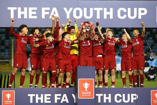 亚马尔父亲比赛中多次挑衅贝蒂斯球迷，最终被安保带走