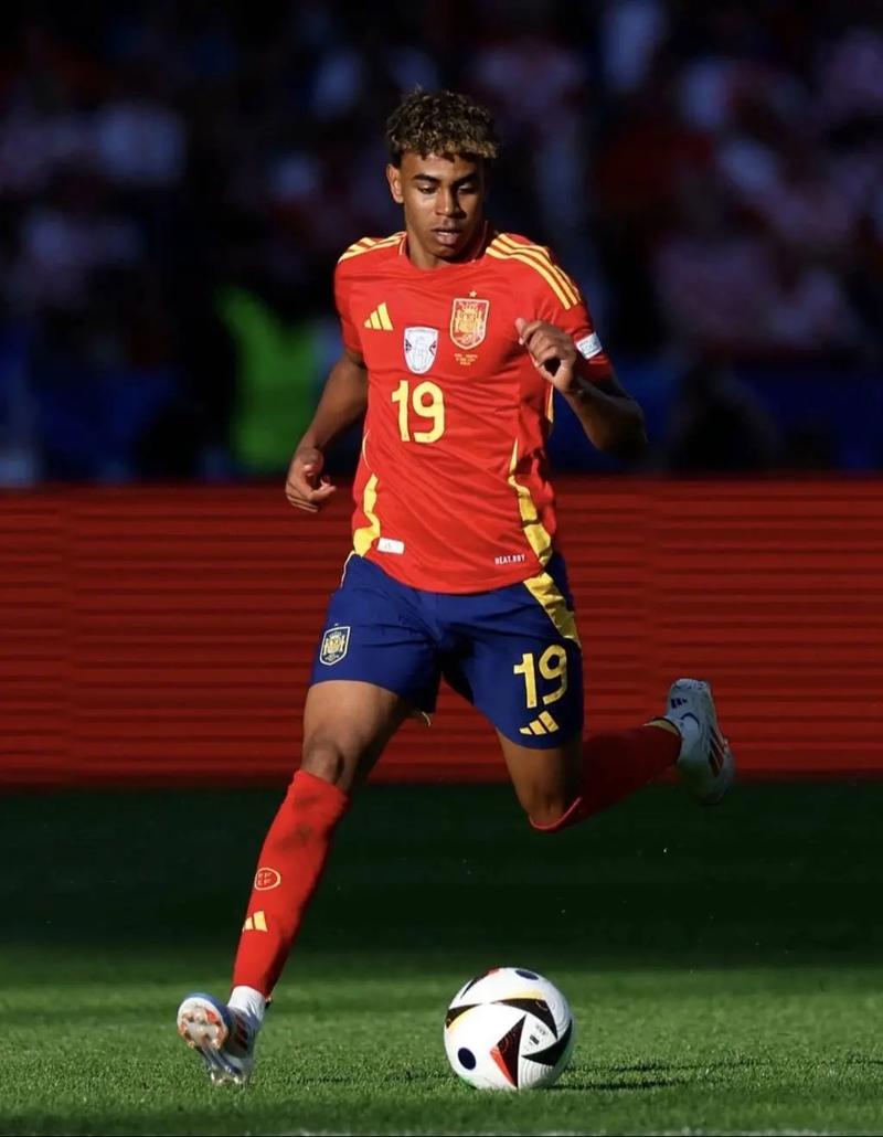 爱尔兰主帅：C罗只是一时冲动；球迷营造了难以置信的氛围