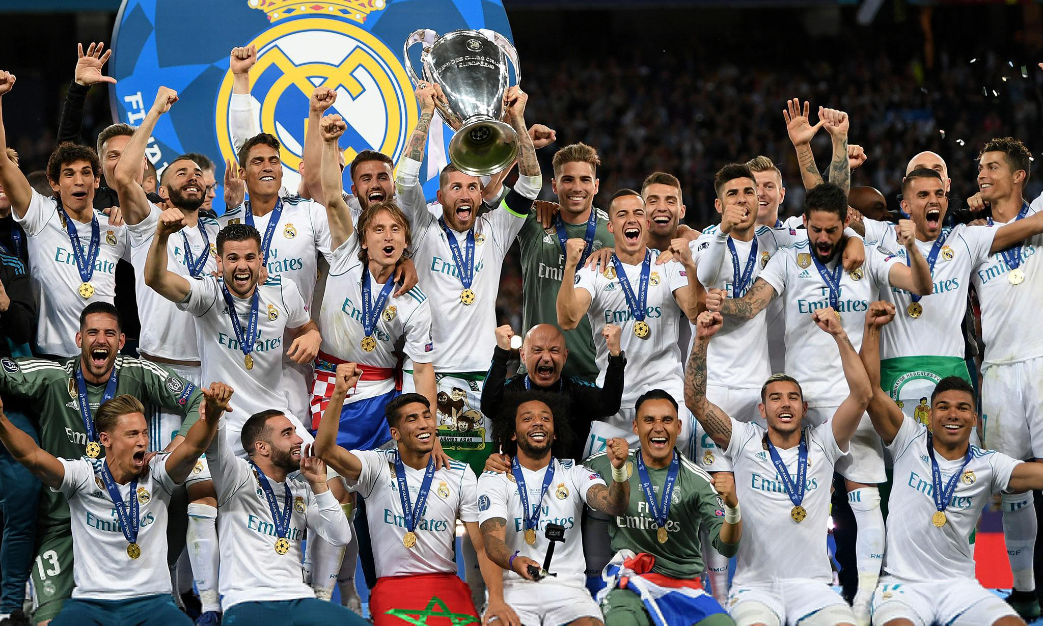 青训小将破门后被队友高高举起